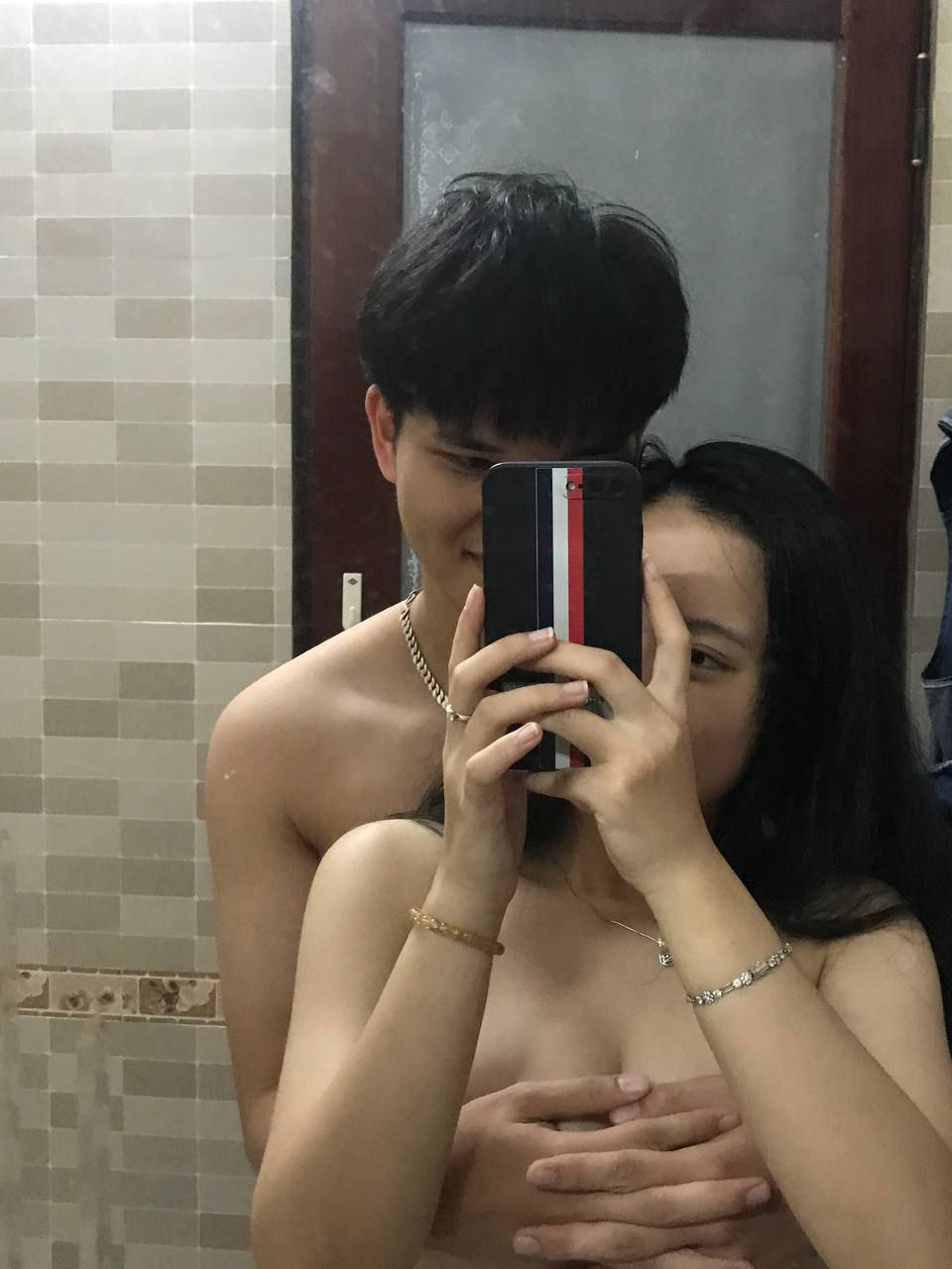 SSIS-776 Ông chủ quấy rối tình dục đáng ghét của tôi đã sắp xếp cho tôi ở cùng phòng trong chuyến công tác... Tài khoản khiêu dâm bí mật của cô nhân viên văn phòng ngực bự mới của tôi đã bị tiết lộ và cô ấy đã biến thành một lỗ thịt người chỉ trong một đêm