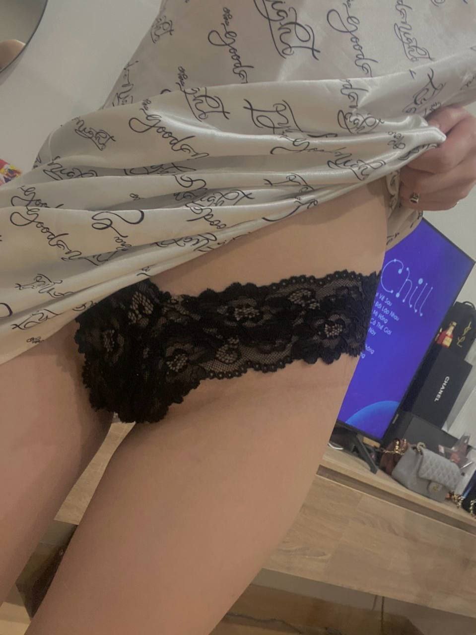 Tên tù vượt ngục và bà xã trẻ vietsub
